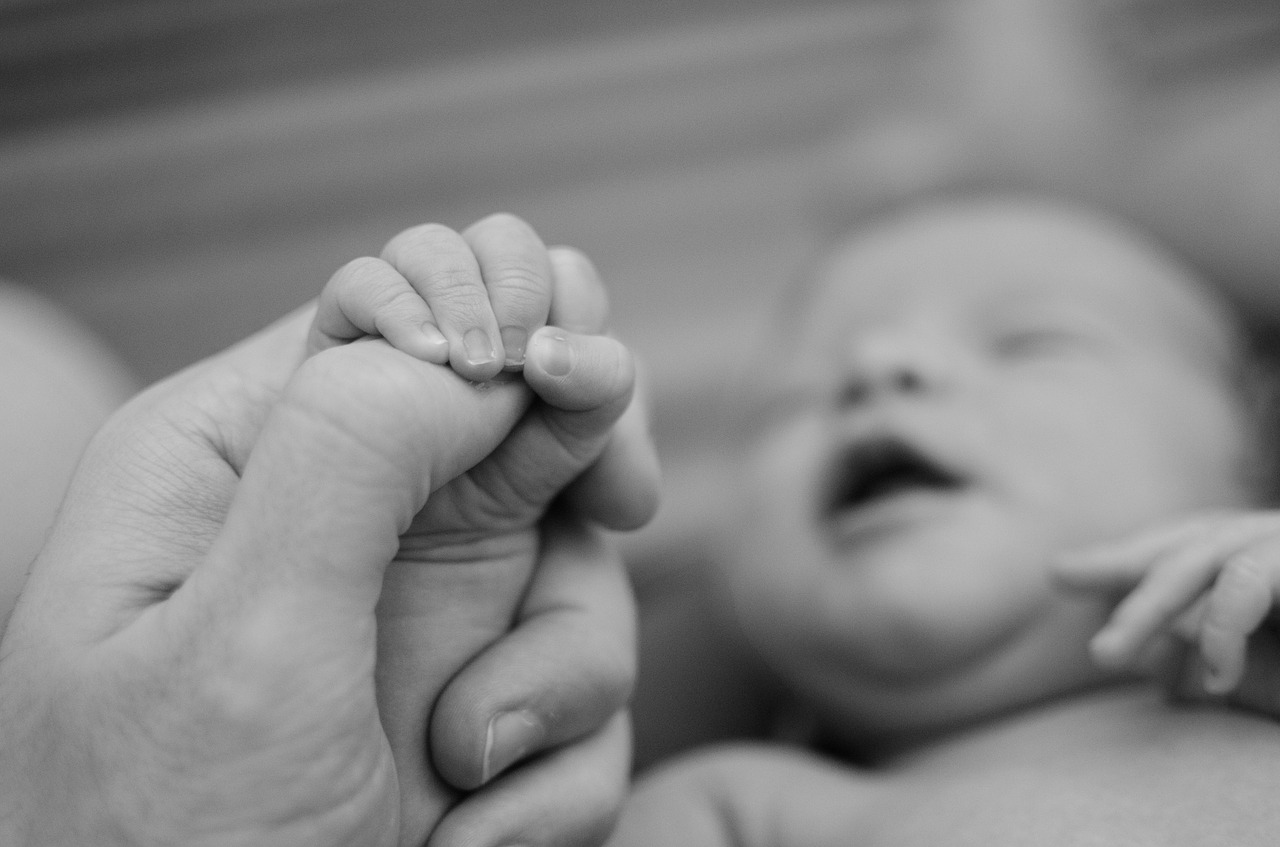 Pourquoi bébé pleure-t-il quand il pousse ? Décryptage des causes fréquentes